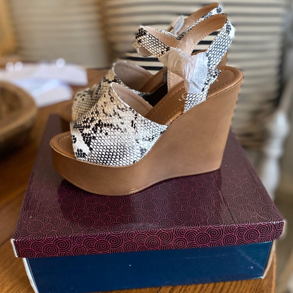 Refresh Black White Snake Skin Embossed Rebeca Wedge Sandals Size 6.5 NIB